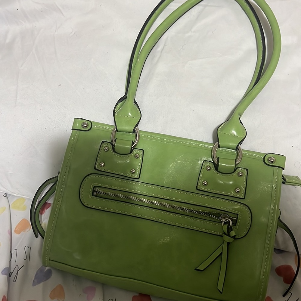 Es pequeña color verde muy bonita para combinar si está interesado cómpralo - Picture 15 of 17